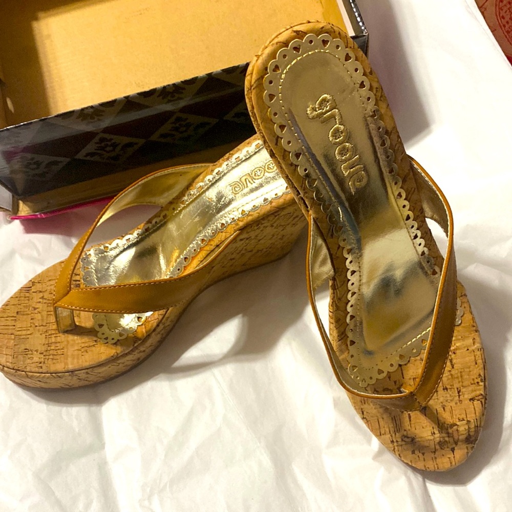 NIB groove Betty cork 4” high heel in between the toe shoe; size: 10